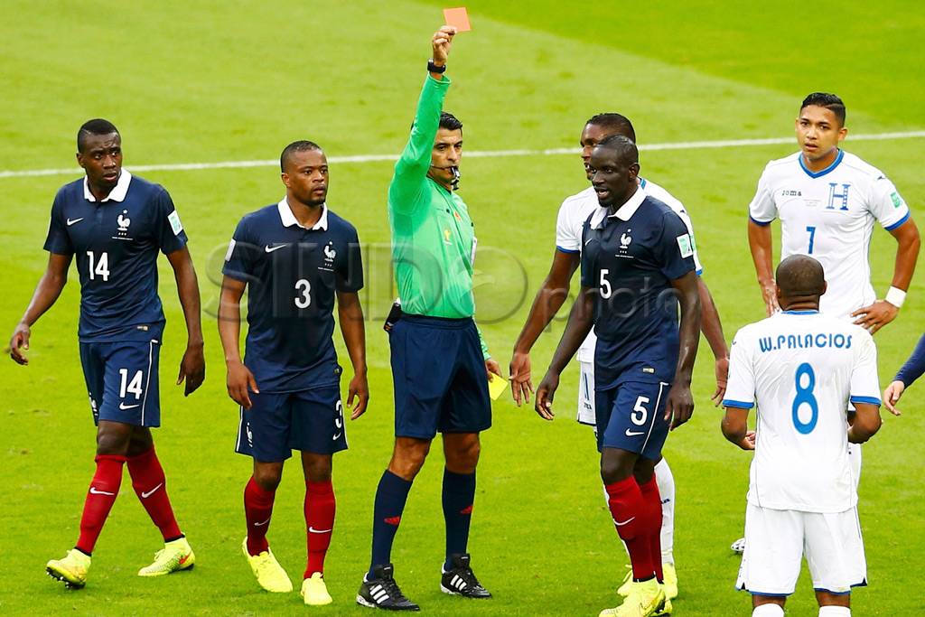 Benzema Cetak 2 Gol,...