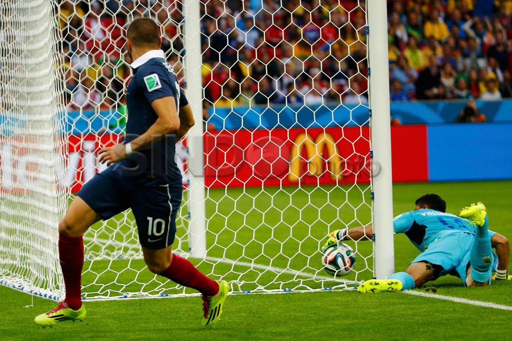 Benzema Cetak 2 Gol,...