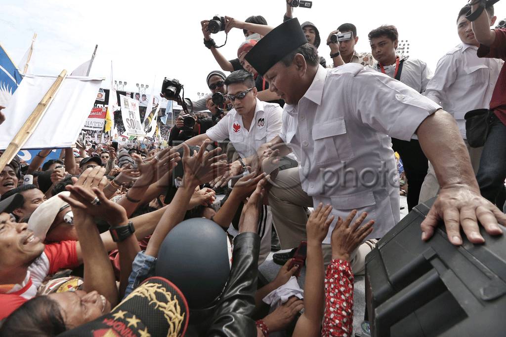 Prabowo Disambut Ribuan...