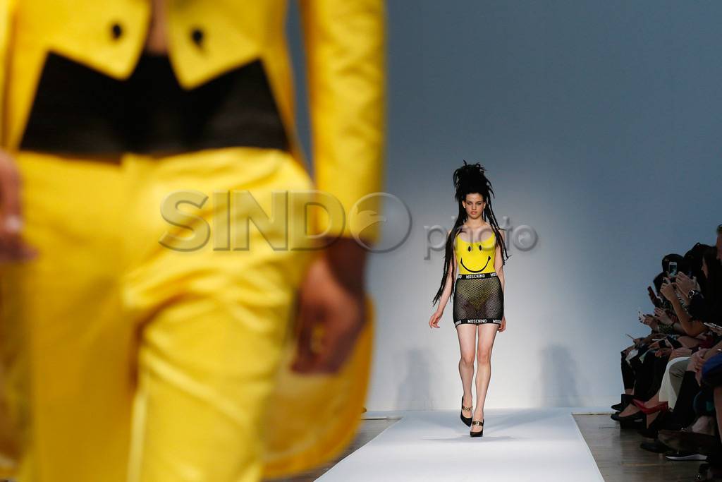 Fashion Show Koleksi...
