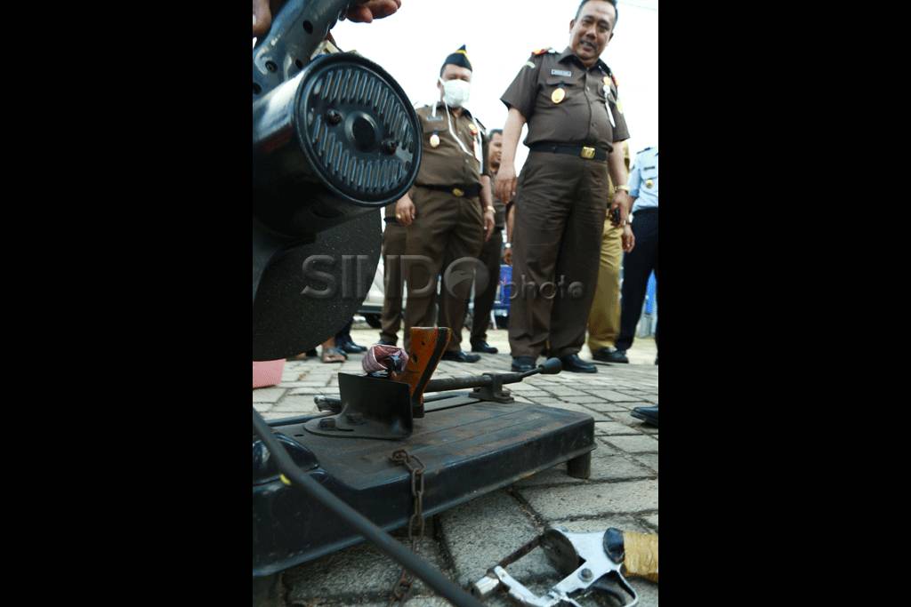 Kejari Palembang Musnahkan...