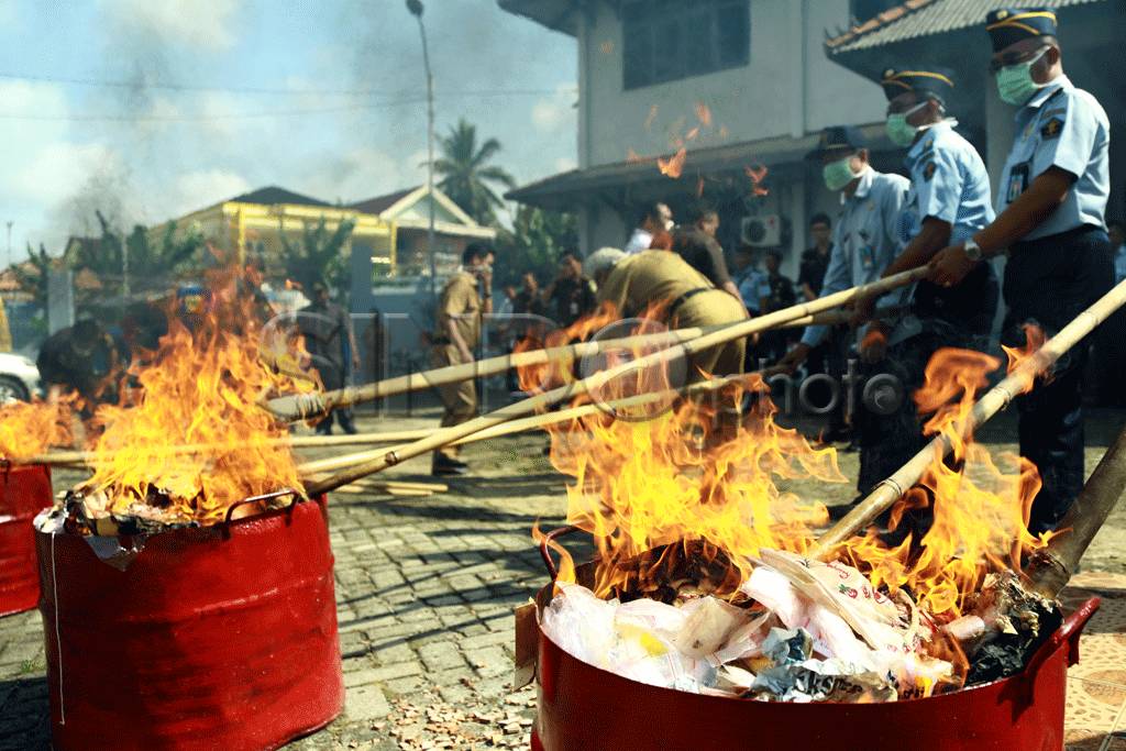 Kejari Palembang Musnahkan...