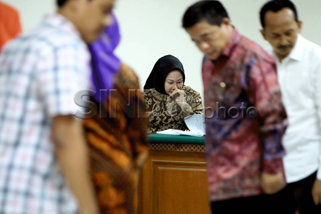 Ratu Atut Dengarkan...
