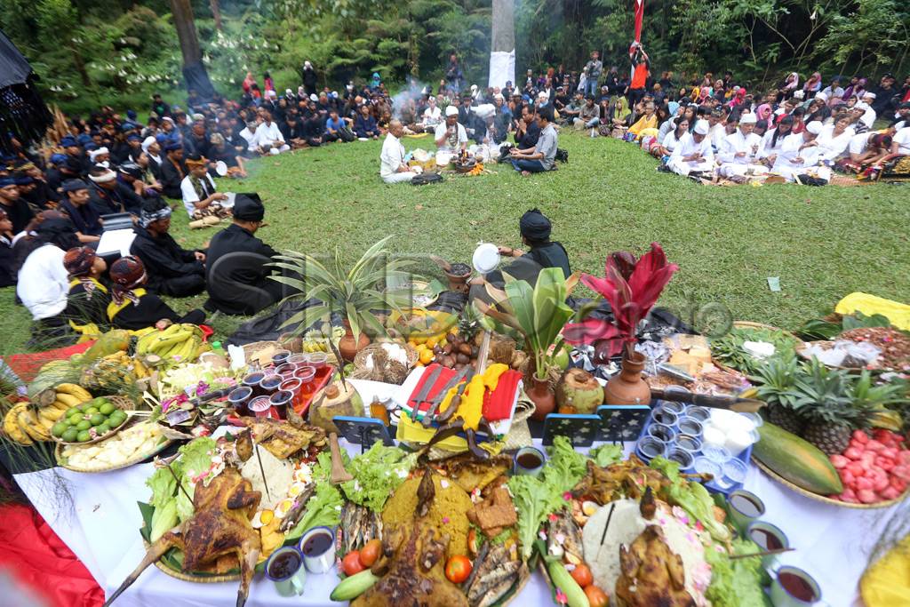 Upacara Adat Ngertakeun...