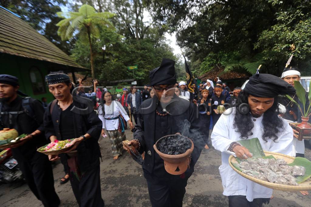 Upacara Adat Ngertakeun...