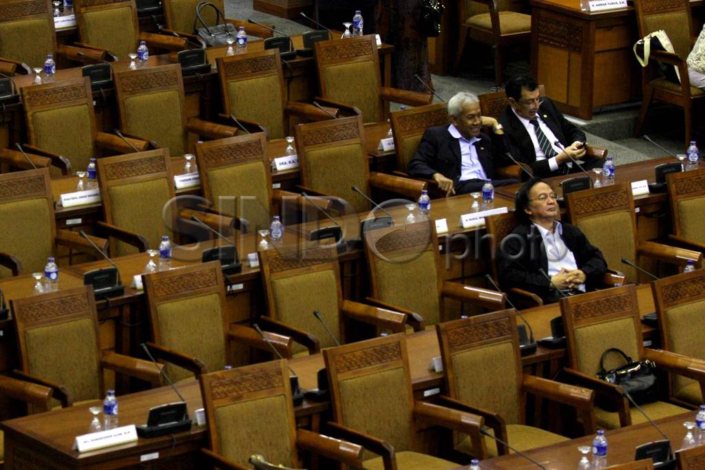 DPR Gelar Paripurna...