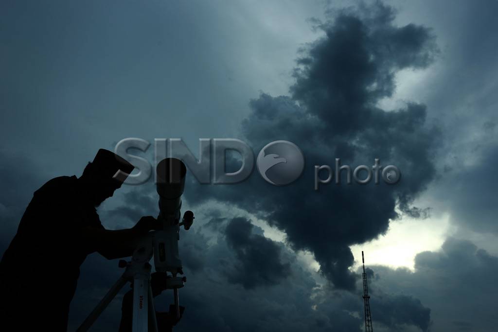 Mendung, Hilal Tak Terlihat...