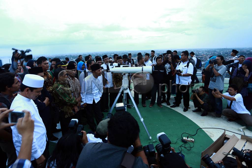 Mendung, Hilal Tak Terlihat...