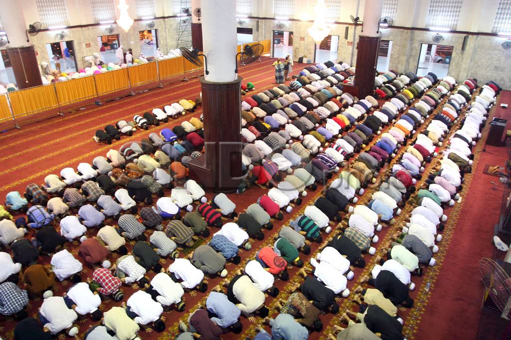 Umat Muslim Ikuti Tarawih...