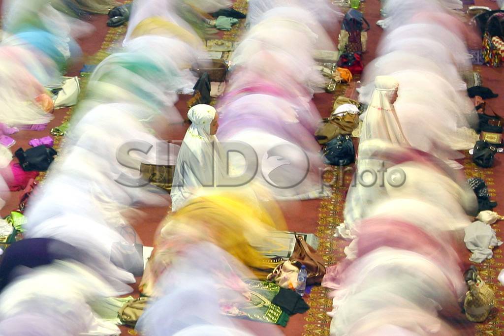 Umat Muslim Ikuti Tarawih...