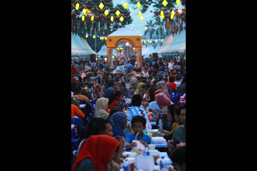 Buka Puasa di Ramadhan...