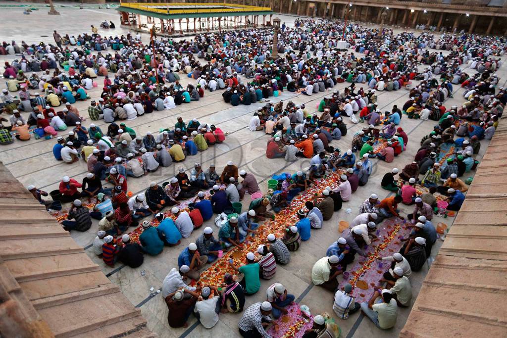 Buka Puasa Pertama Umat...