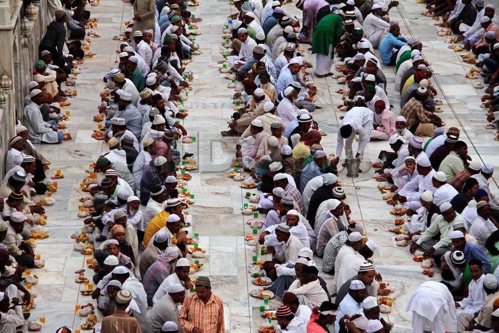 Buka Puasa Pertama Umat...