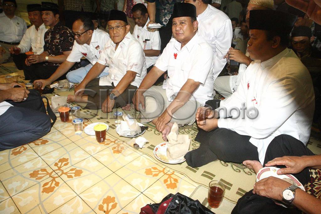 Prabowo Didampingi Ical...