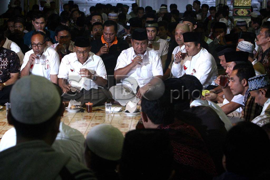 Prabowo Didampingi Ical...