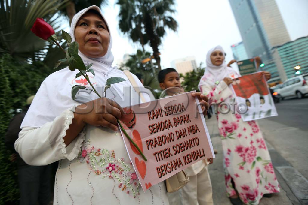 Aksi Freeze Mob Dukung...