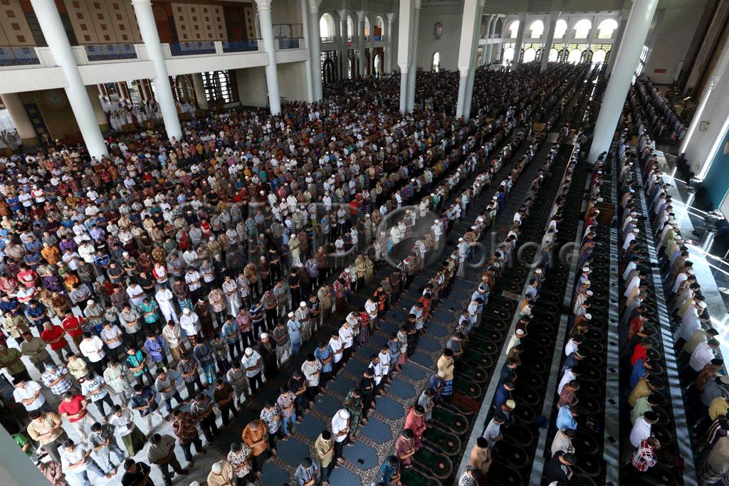 Ribuan Umat Islam Padati...