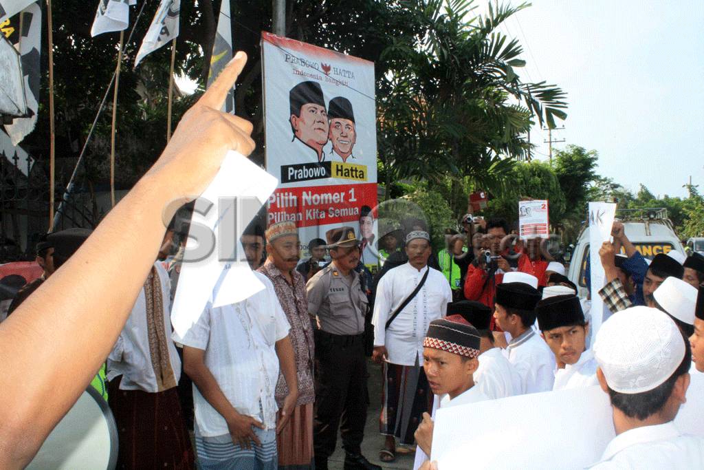 Puluhan Santri Sambangi...