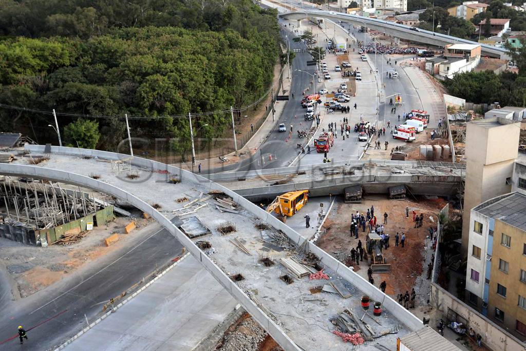 Jembatan Layang Runtuh...