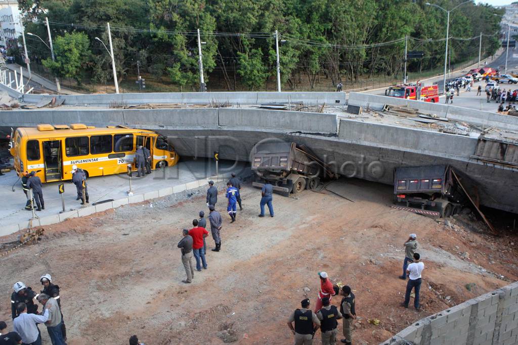 Jembatan Layang Runtuh...