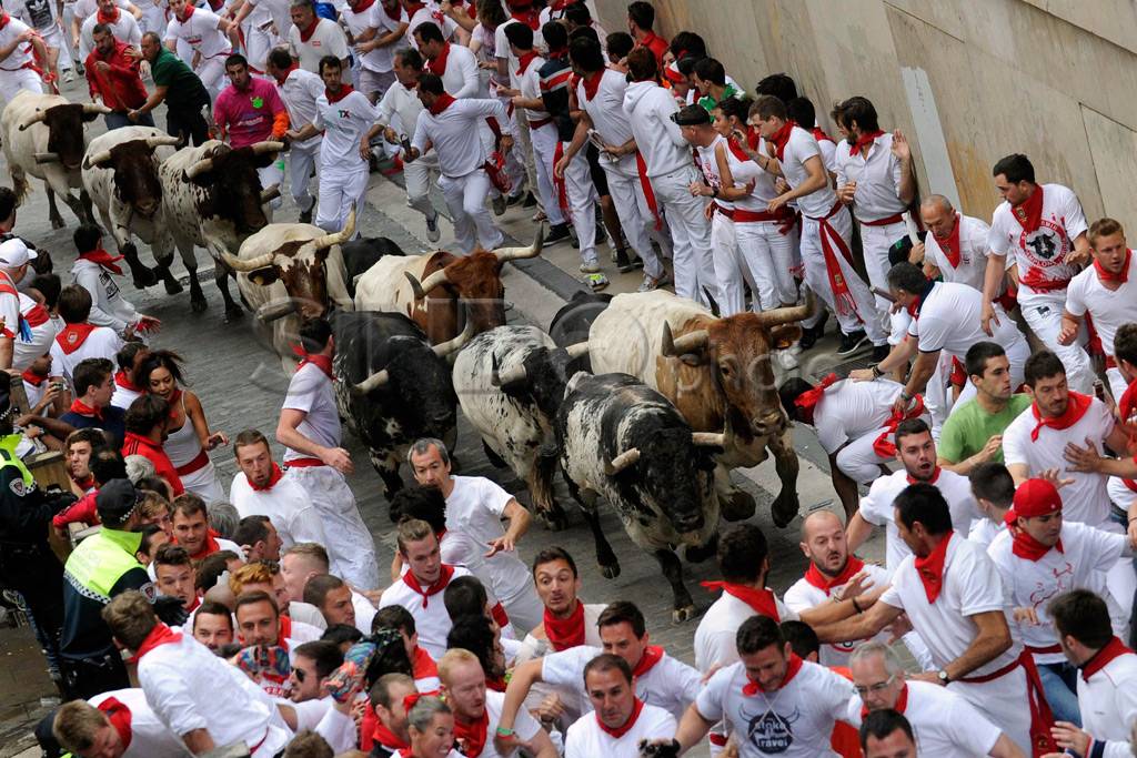 Lomba Lari Banteng,...
