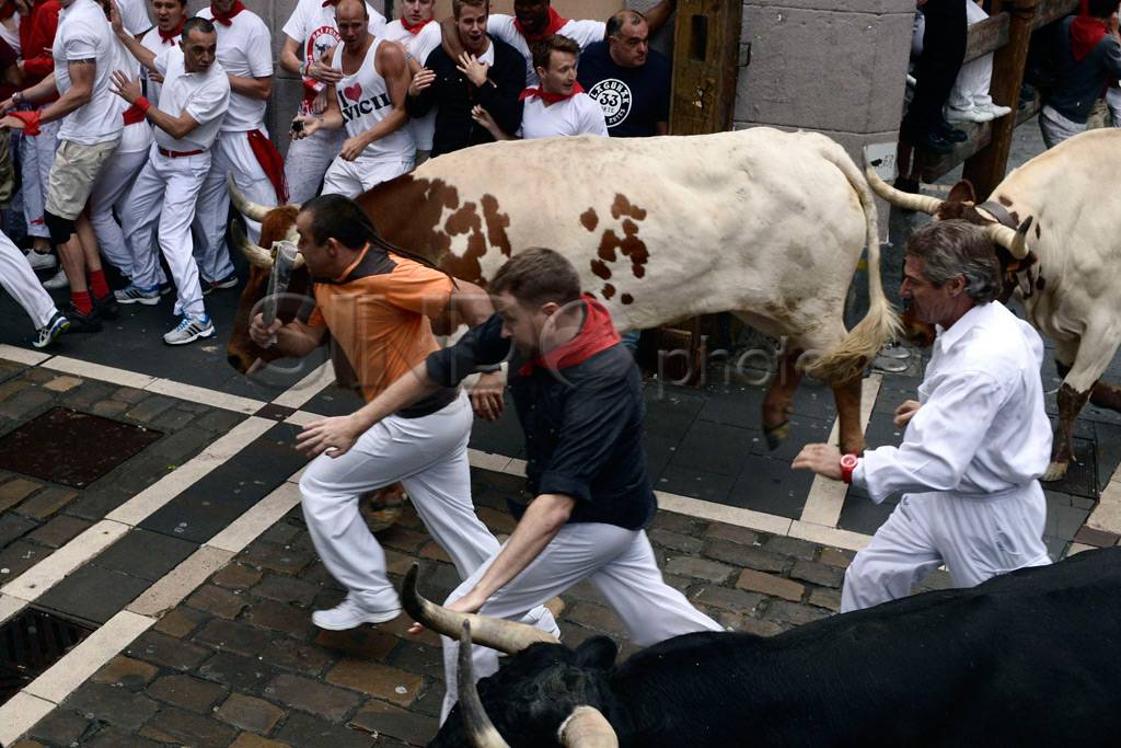 Lomba Lari Banteng,...
