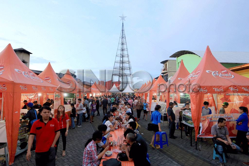 Warga Manado Padati...
