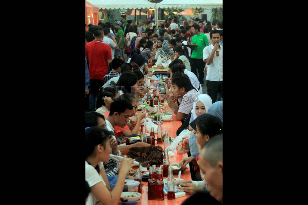 Warga Manado Padati...