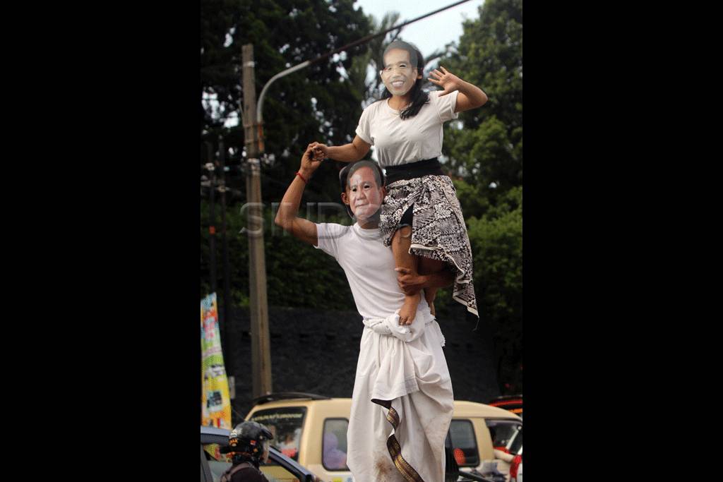 Lewat Tari, Seniman...