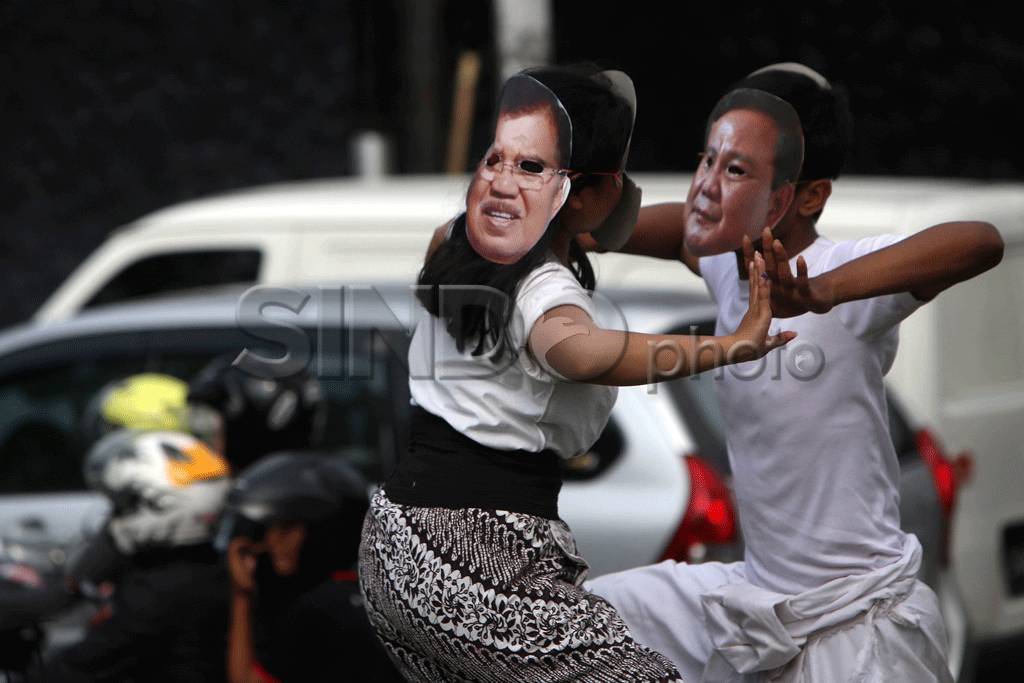 Lewat Tari, Seniman...