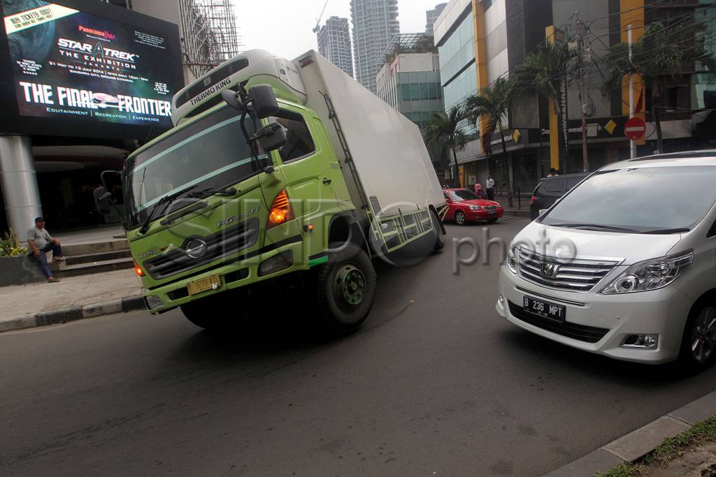 Truk Amblas di Kemang