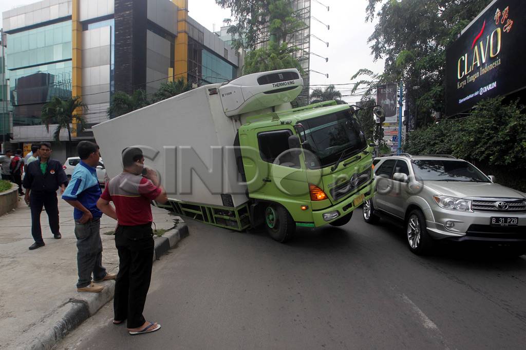 Truk Amblas di Kemang