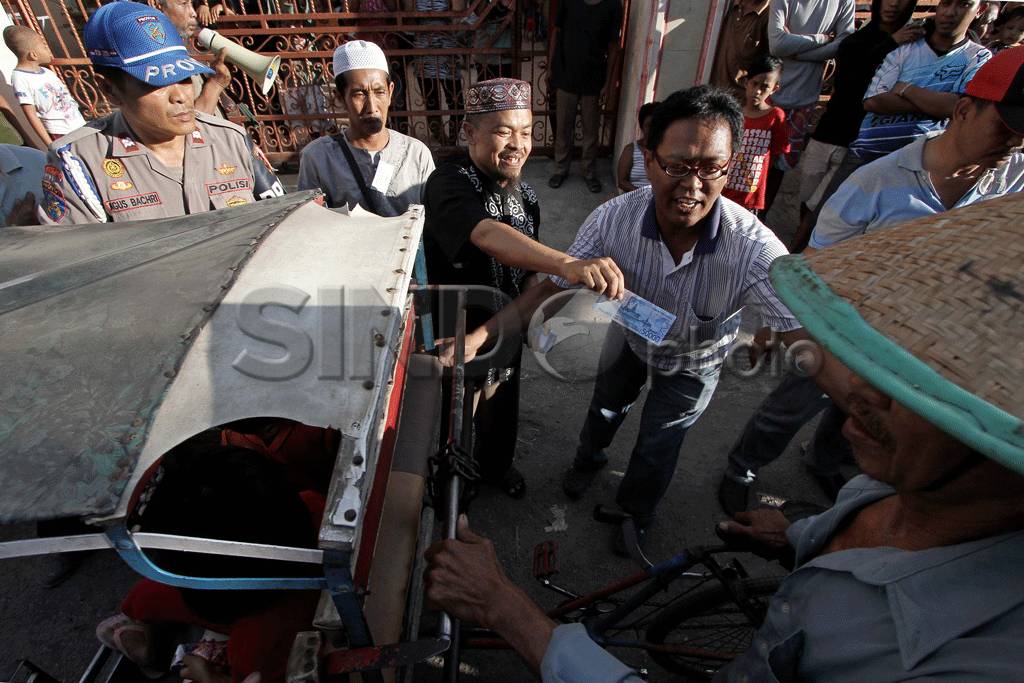 Ratusan Kaum Duafa Terima...