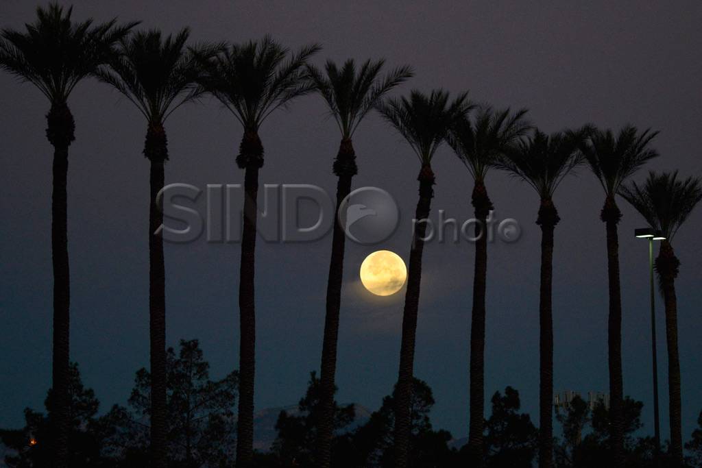 Pesona Supermoon di...