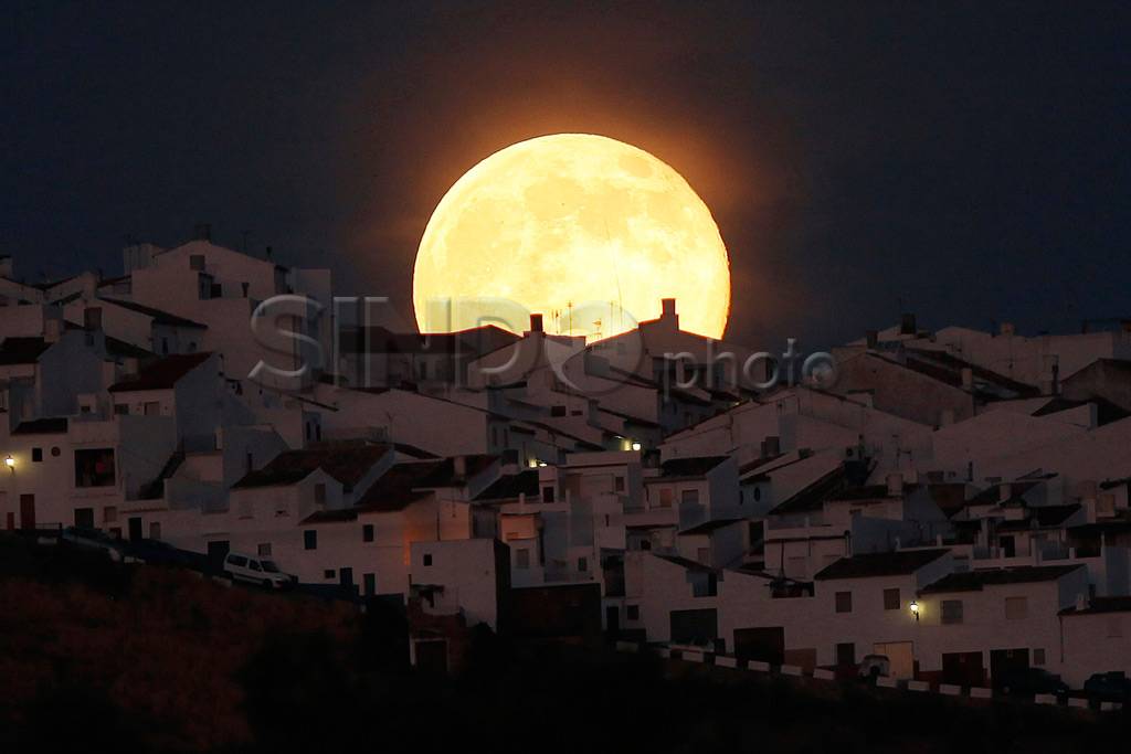 Pesona Supermoon di...