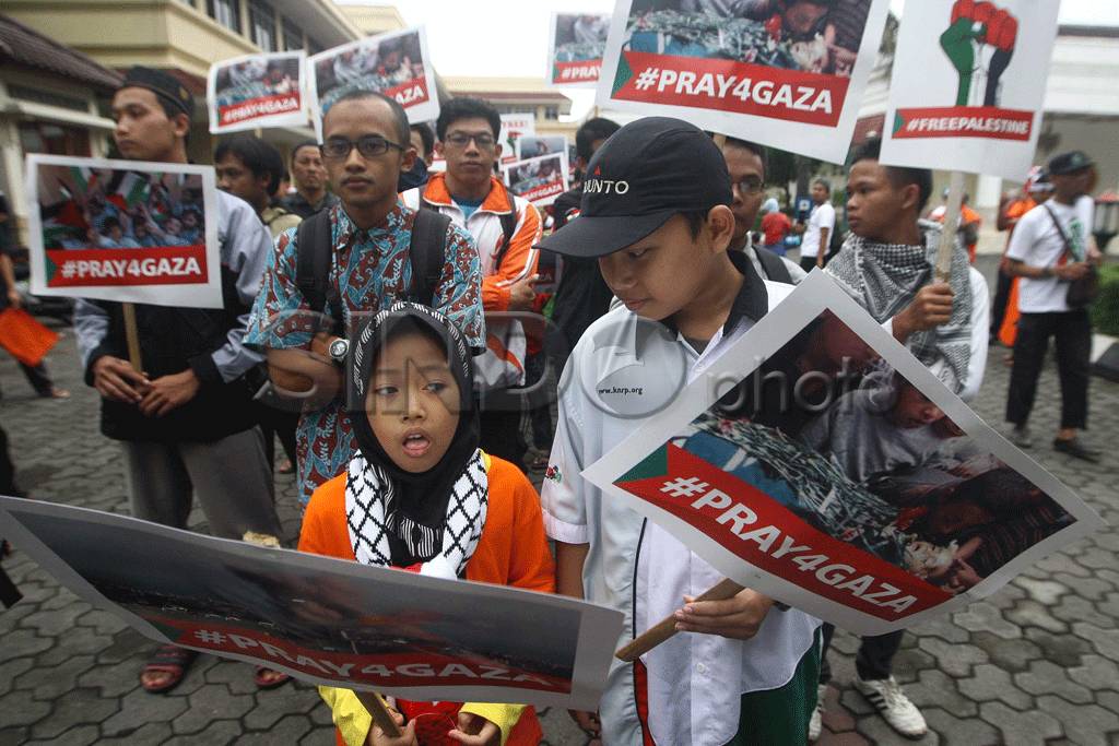 Ratusan Pengunjuk Rasa...