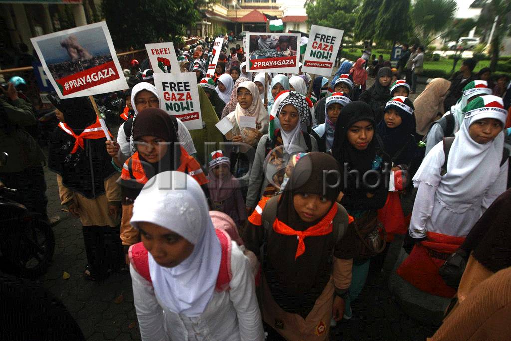 Ratusan Pengunjuk Rasa...