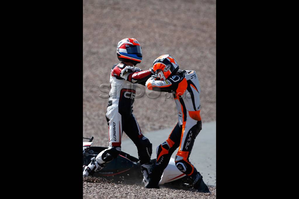 Pembalap Moto3 Berkelahi...