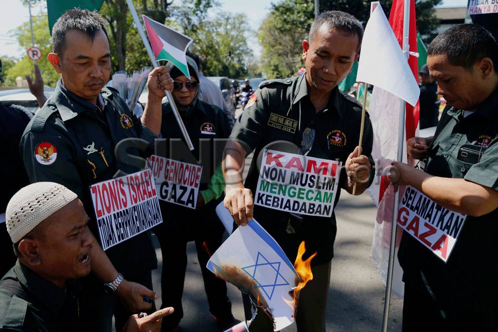 Massa Turun ke Jalan...