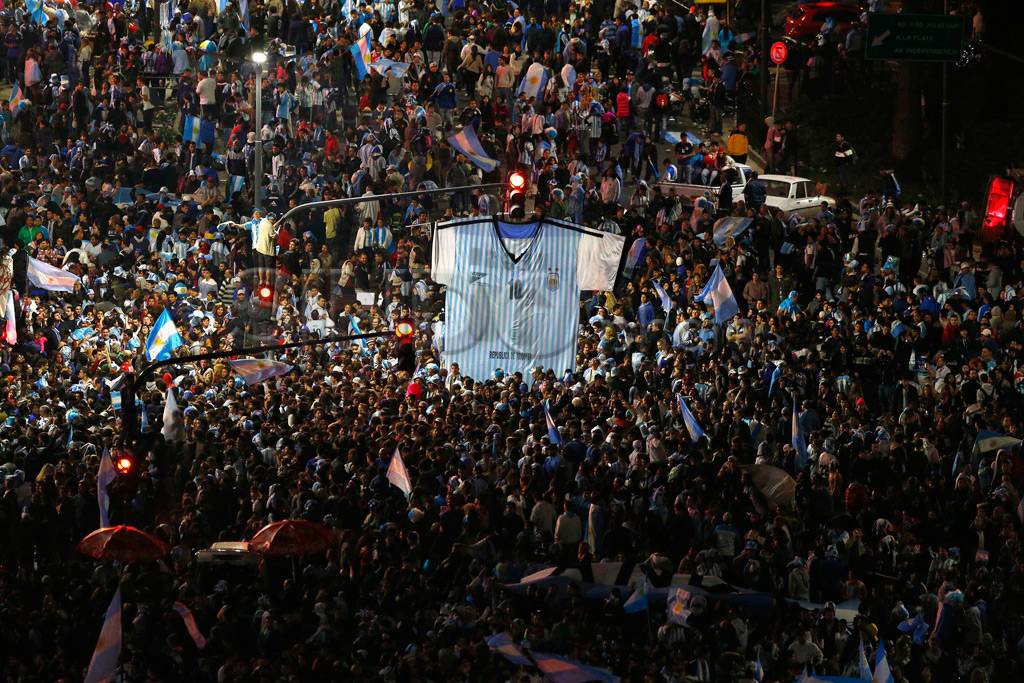 Suporter Argentina Bentrok...