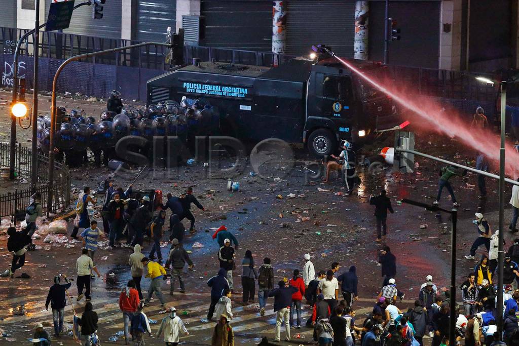 Suporter Argentina Bentrok...