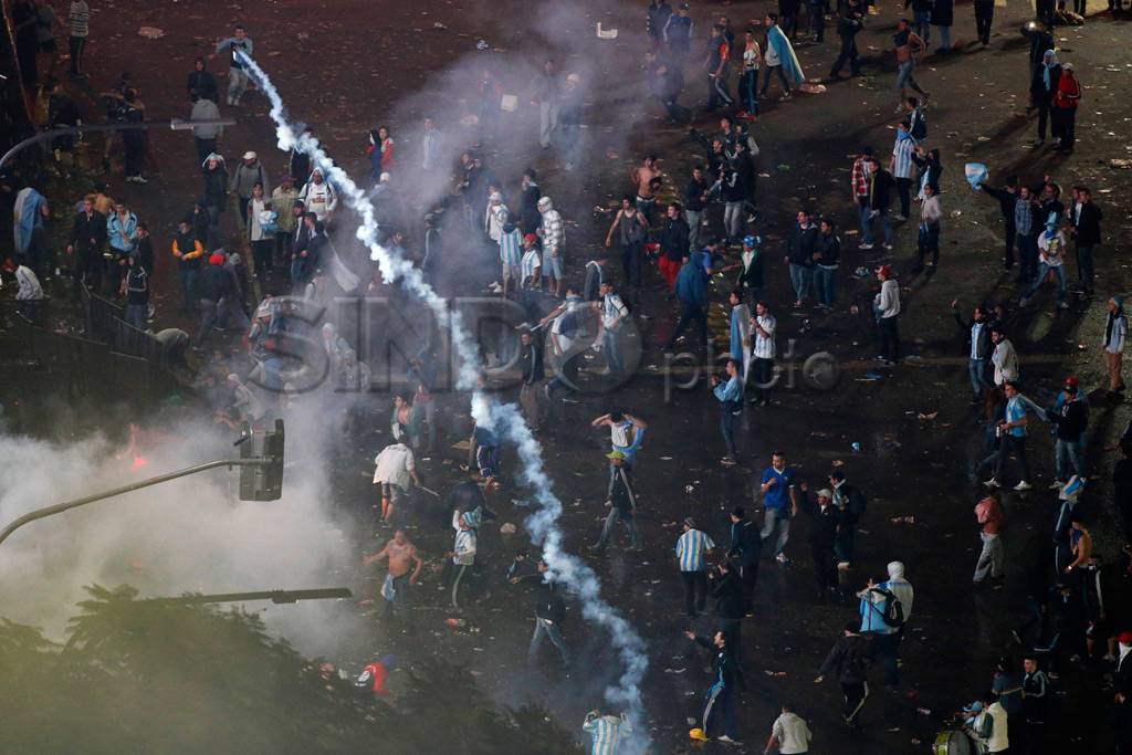 Suporter Argentina Bentrok...