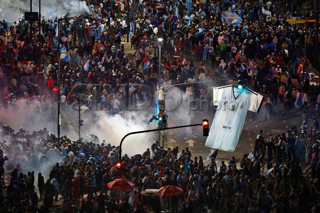 Suporter Argentina Bentrok...