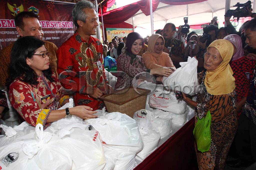 Warga Padati Pasar Murah...
