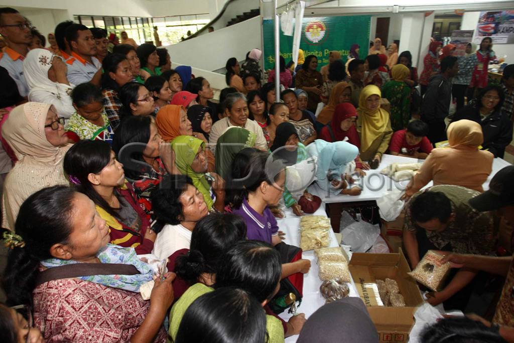 Warga Padati Pasar Murah...