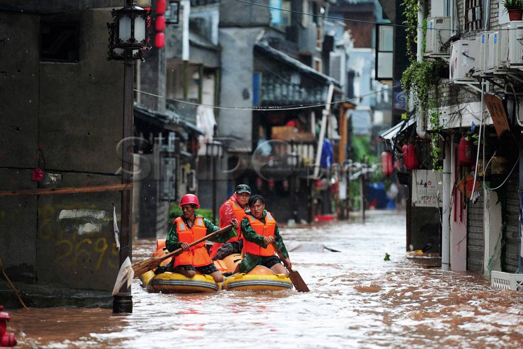 Banjir Rendam Kawasan...