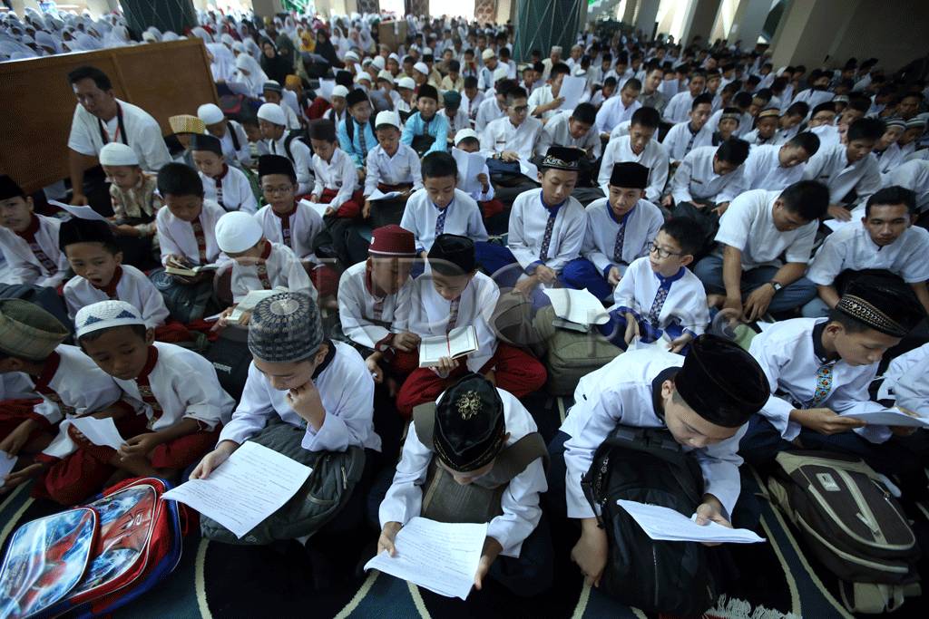 Ribuan Siswa Gelar Khataman...