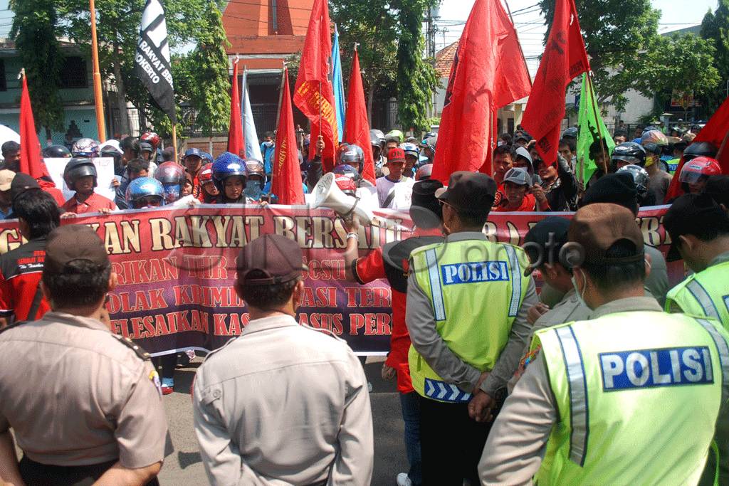 Buruh di Mojokerto Tuntut...