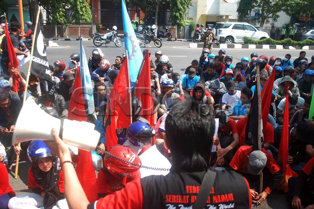 Buruh di Mojokerto Tuntut...