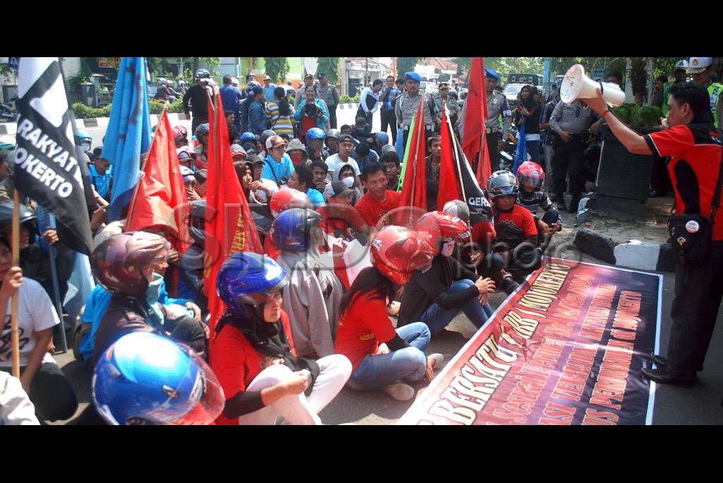 Buruh di Mojokerto Tuntut...